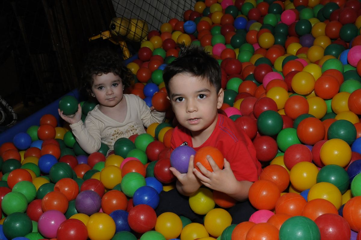 amiguinho na piscina de bolinha no Buffet Saphari - Campo Belo