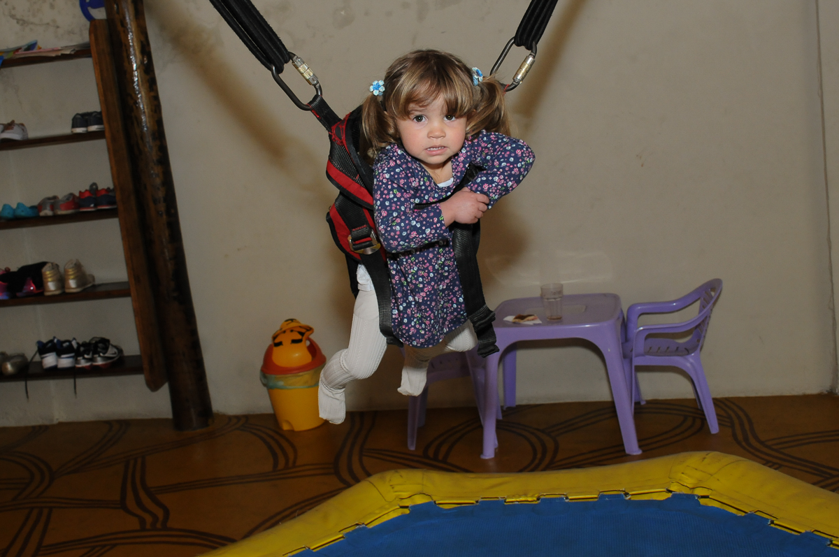 a bebê na cama elástica no Buffet Saphari - Campo Belo