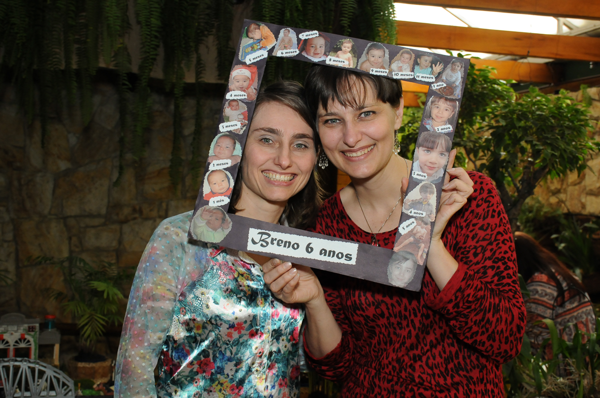 mãe e tia do breno na moldura do quadro no Buffet Saphari - Campo Belo