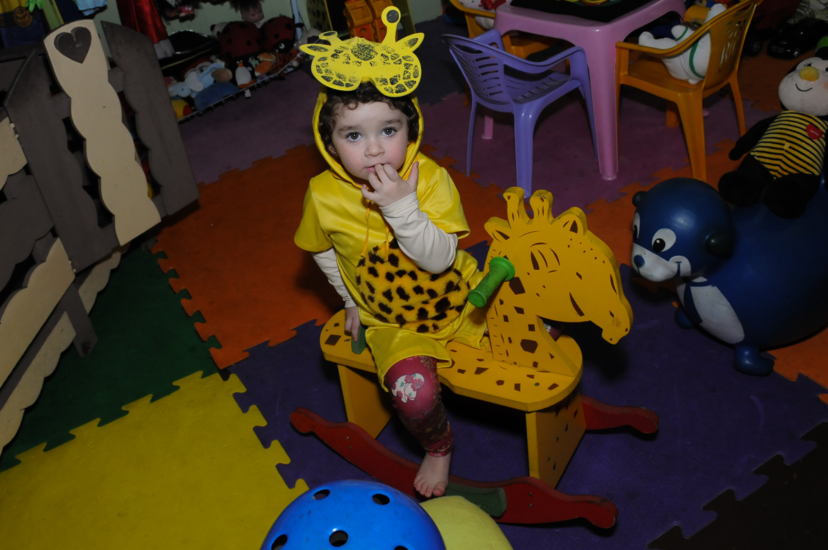 amiguinha de fantasia na festa do breno no Buffet Saphari - Campo Belo