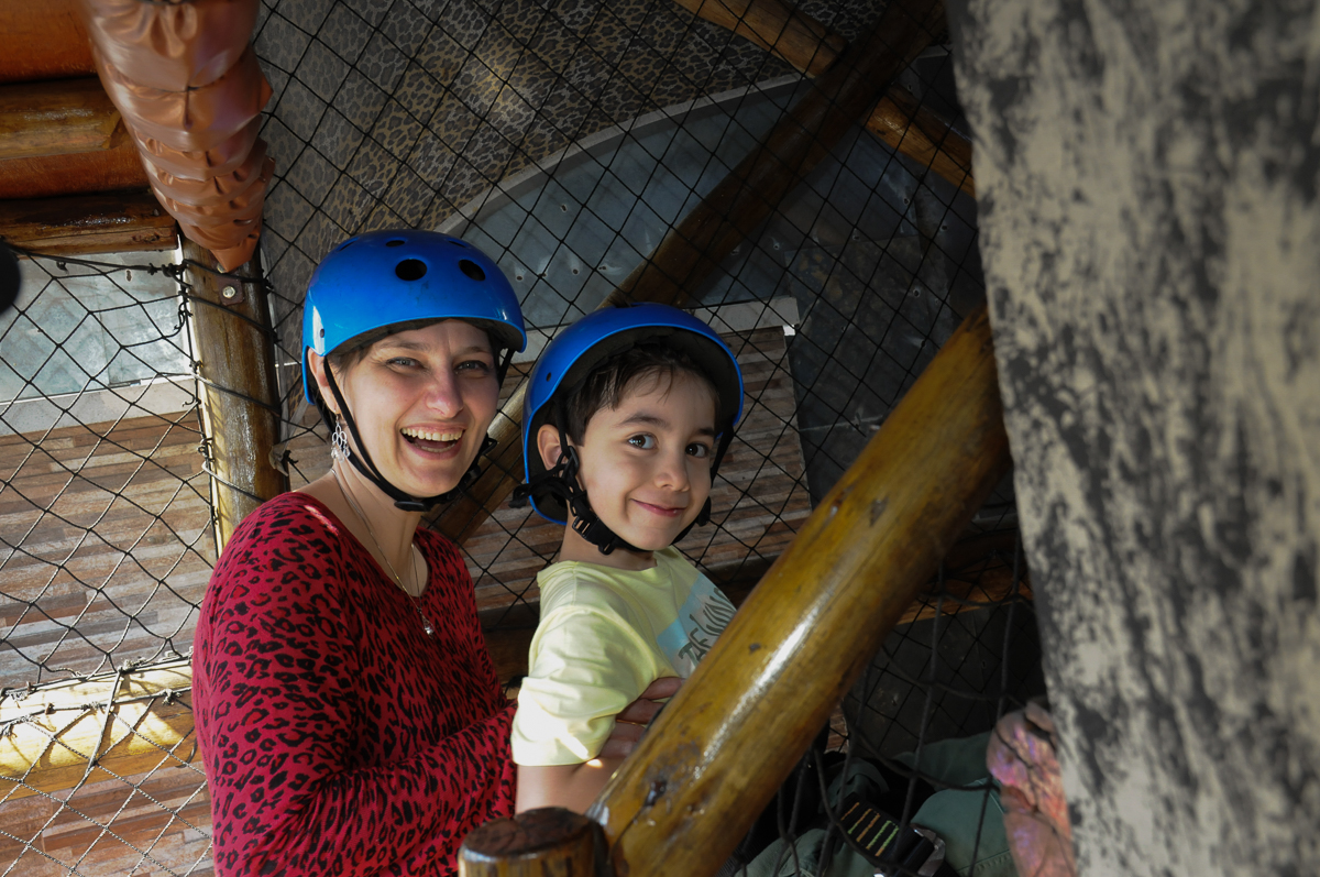 breno e sua mãe se divertindo no Buffet Saphari - Campo Belo