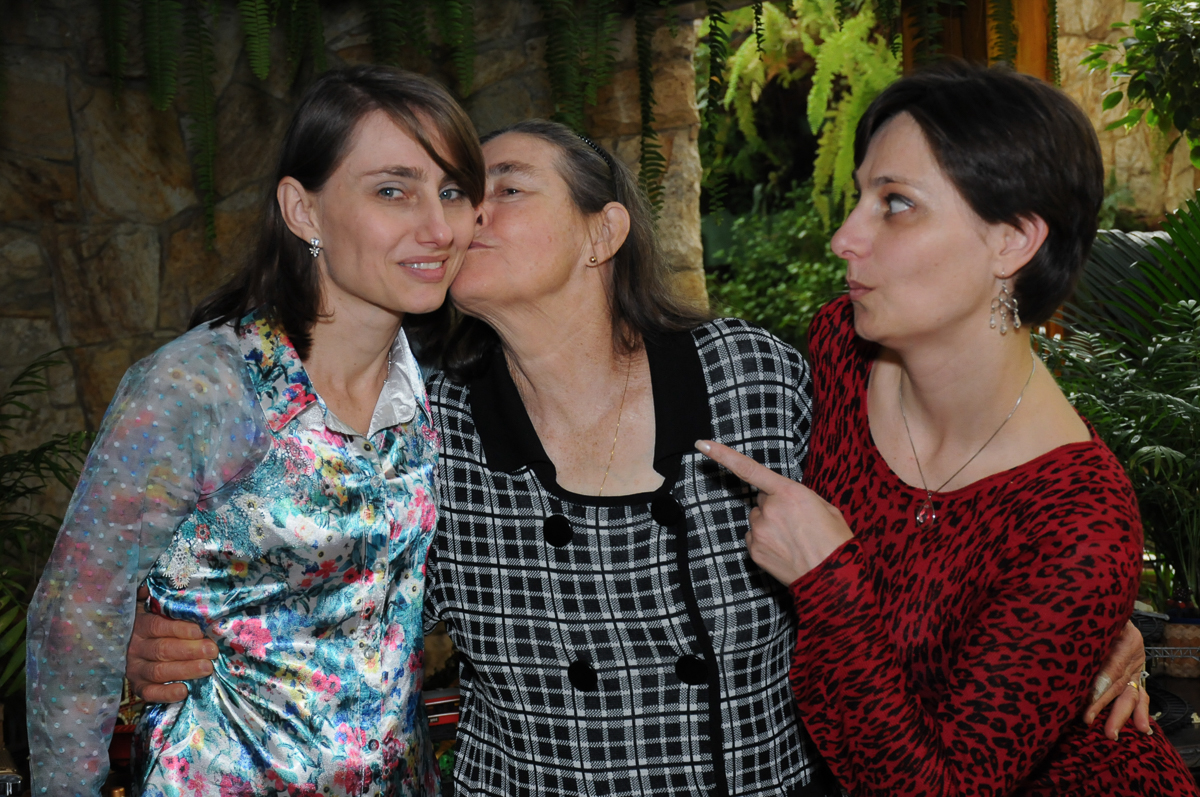 tia do breno ganhando beijo da vó no Buffet Saphari - Campo Belo