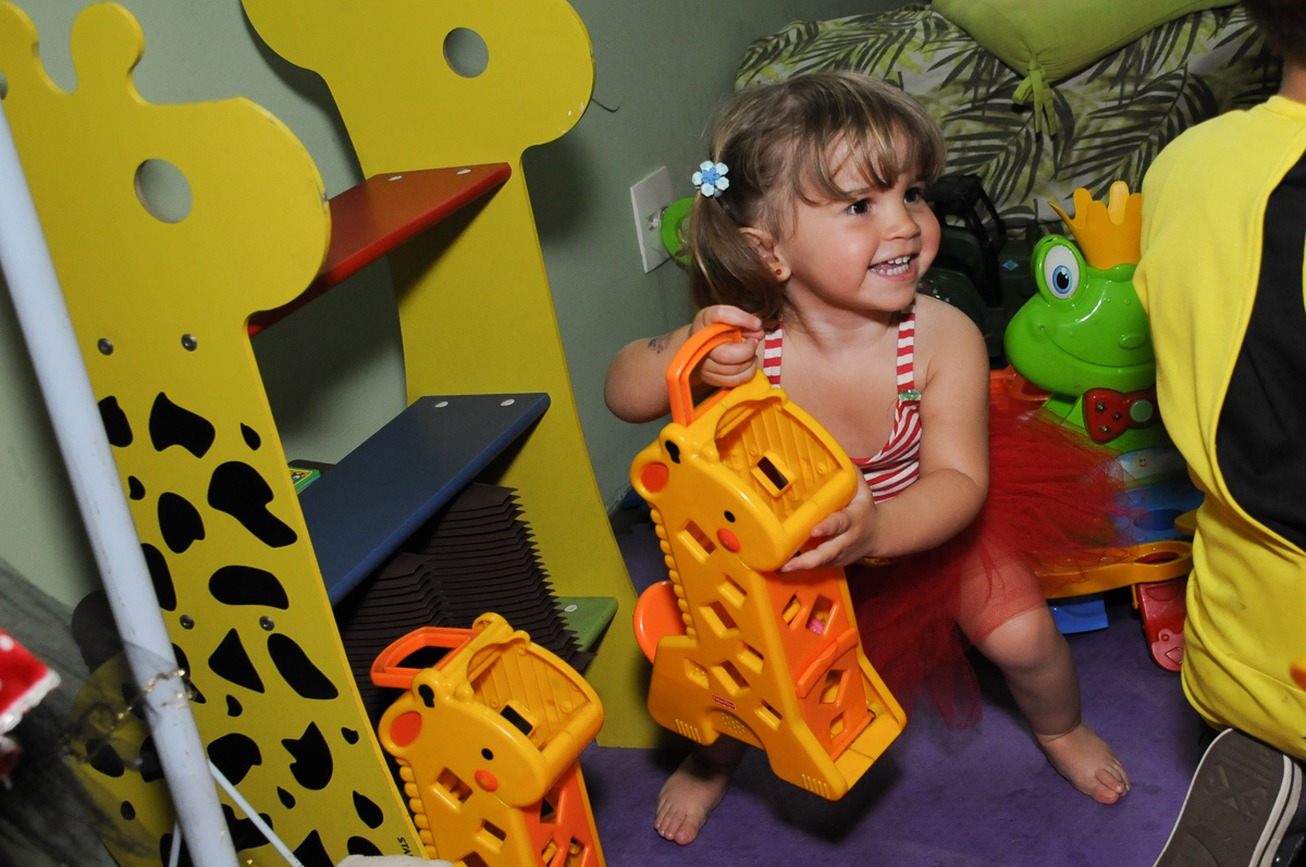 amiguinha brincando na área baby no Buffet Saphari - Campo Belo