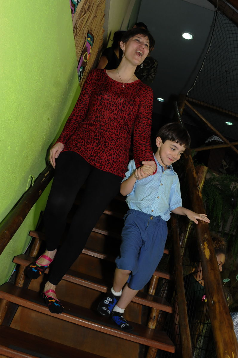 breno e sua mãe indo para o parabéns no Buffet Saphari - Campo Belo