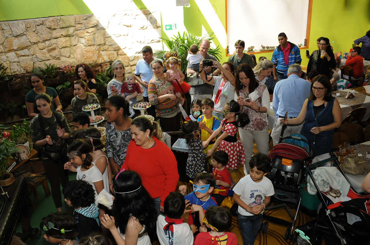 amigos cantando parabéns para o breno no Buffet Saphari - Campo Belo