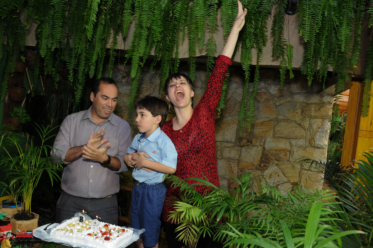 mãe do breno empolgada cantando parabéns para breno no Buffet Saphari - Campo Belo