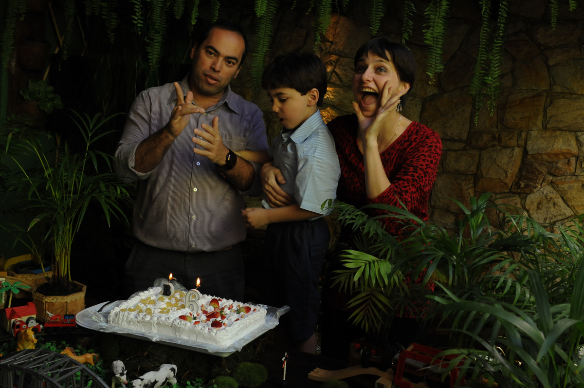 papai e mamãe do breno na mesa do parabéns no Buffet Saphari - Campo Belo