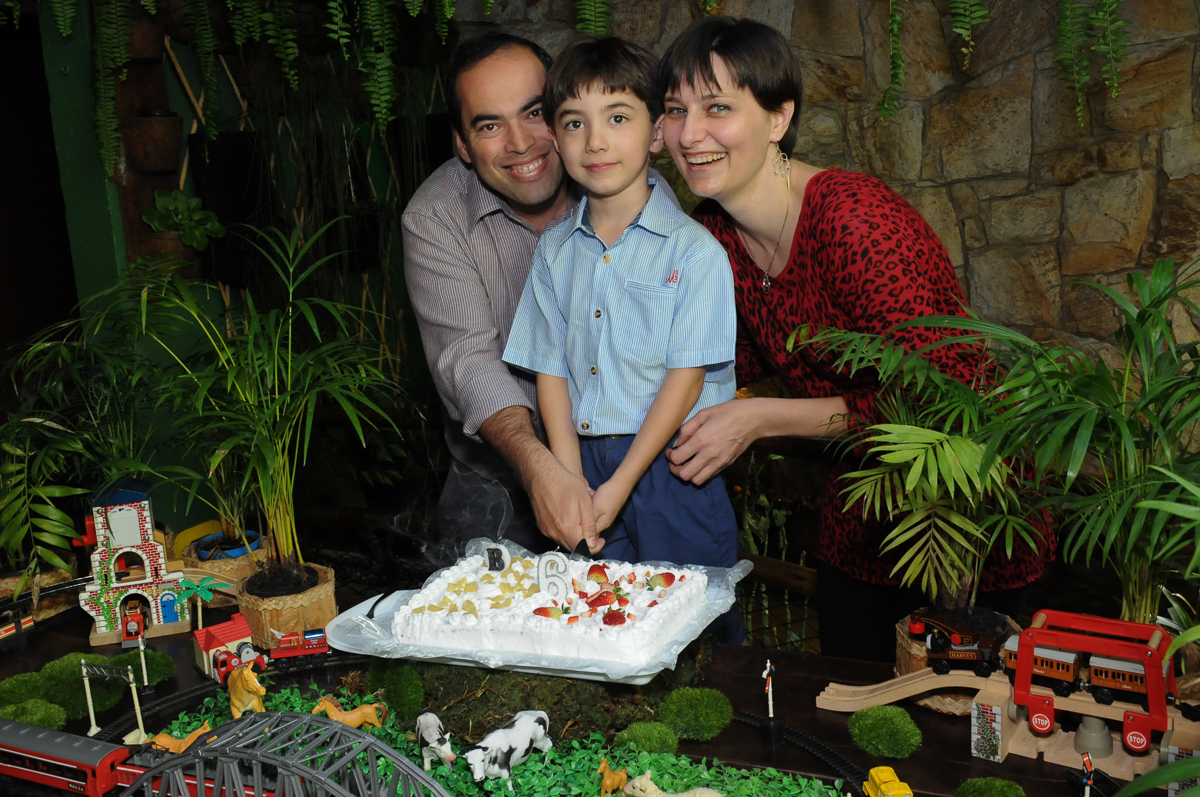 pose para foto da família na mesa do bolo no Buffet Saphari - Campo Belo