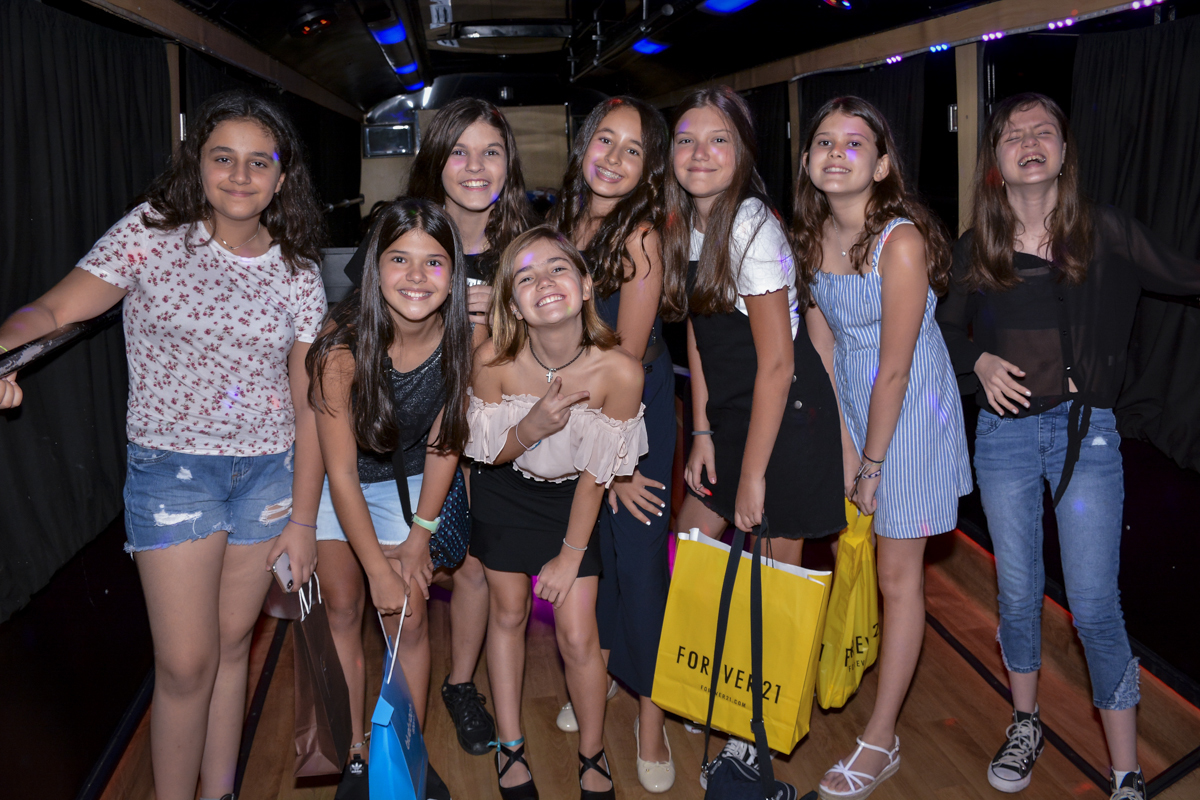 As amigas esperam Luana para sua festa surpres