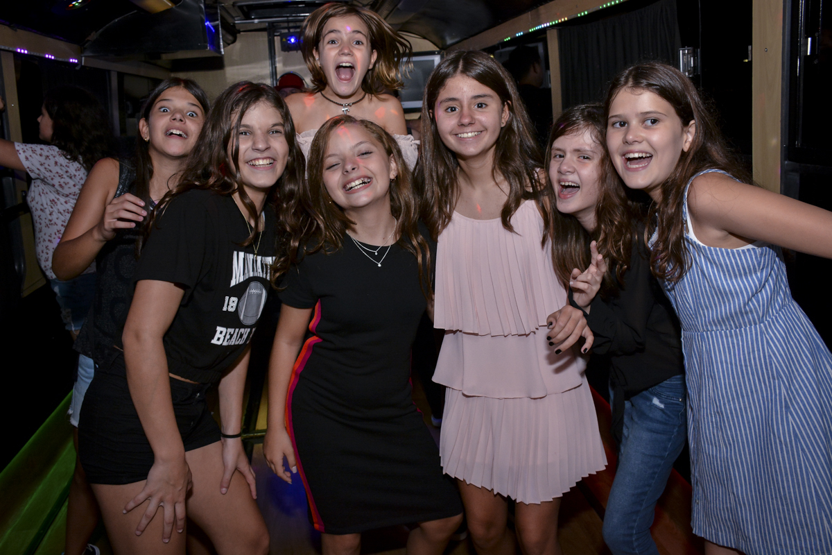 abraço  coletivo na aniversariante