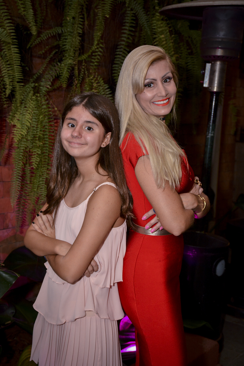 mãe e filha posam para a foto