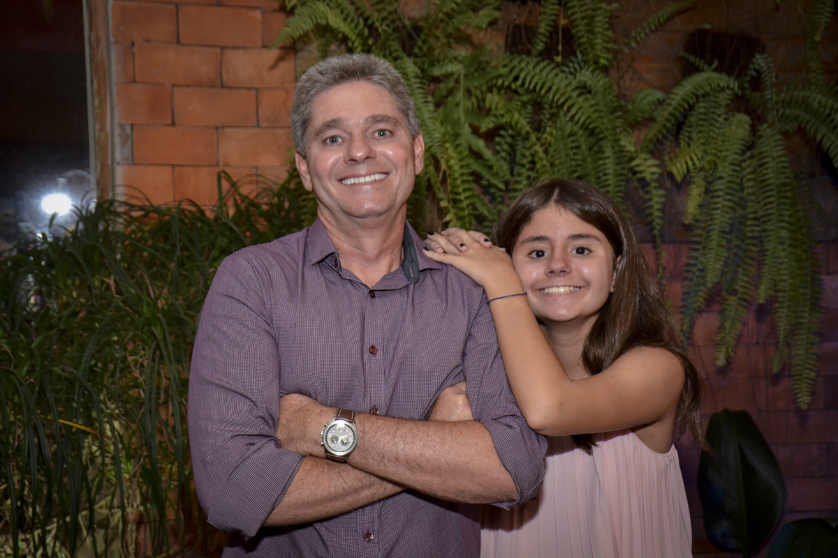 carinho do pai com a filha