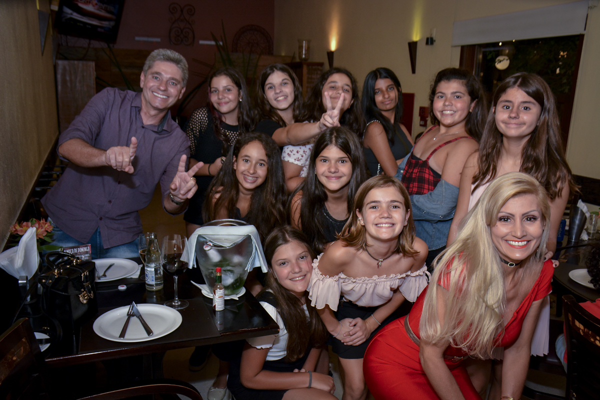 todos reunem para cantar o parabéns