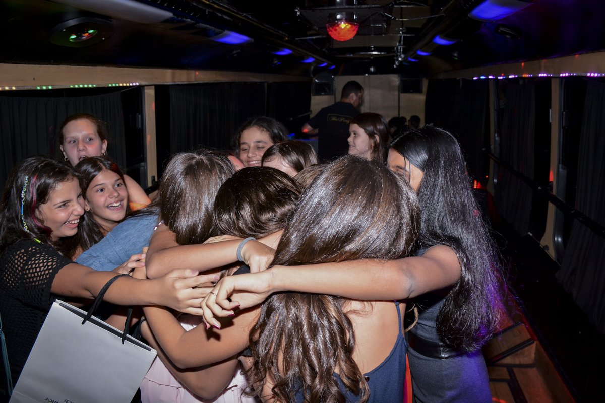 emoção e abraço dos amigos