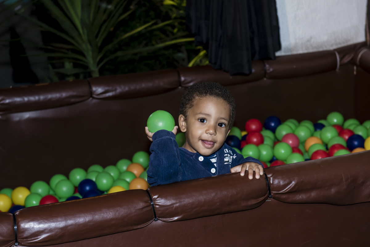 brincando na piscina de bolinhas