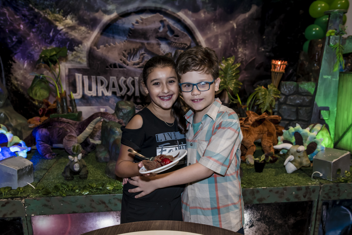 entregando o primeiro pedaço de bolo