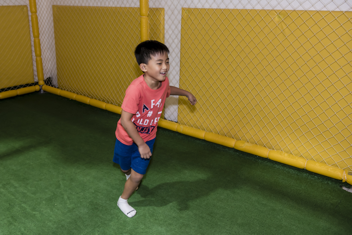 correndo para comemorar o gol no jogo de futebol