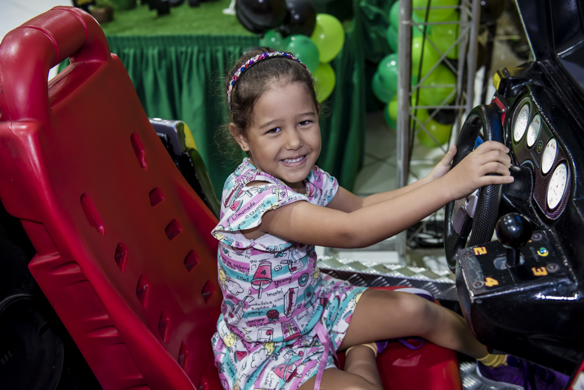 A amiga brinca no simulador de corridas
