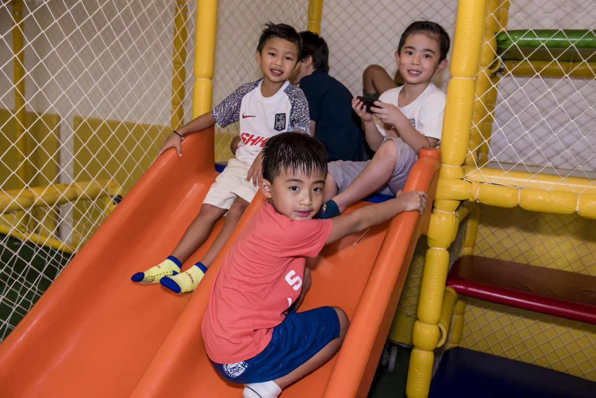 escorregador divertido com os amigos