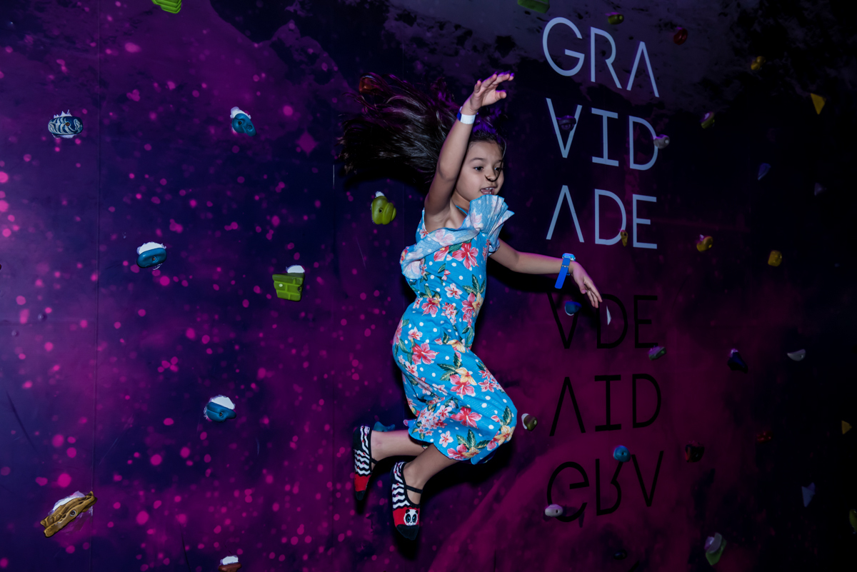 pulo espetacular da parede de escalada