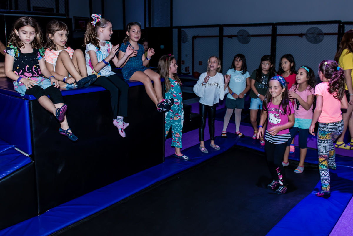 todos os amigos se prepara para pular no pula pula