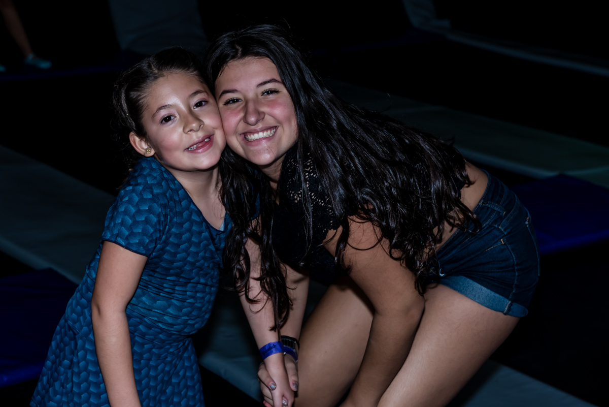 recebendo a amiga para a festa