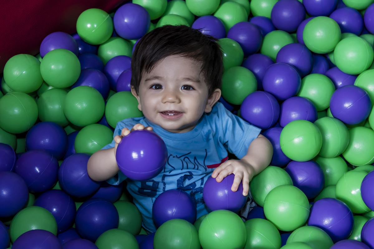 fofura de criança brincando na piscina de bolinhas