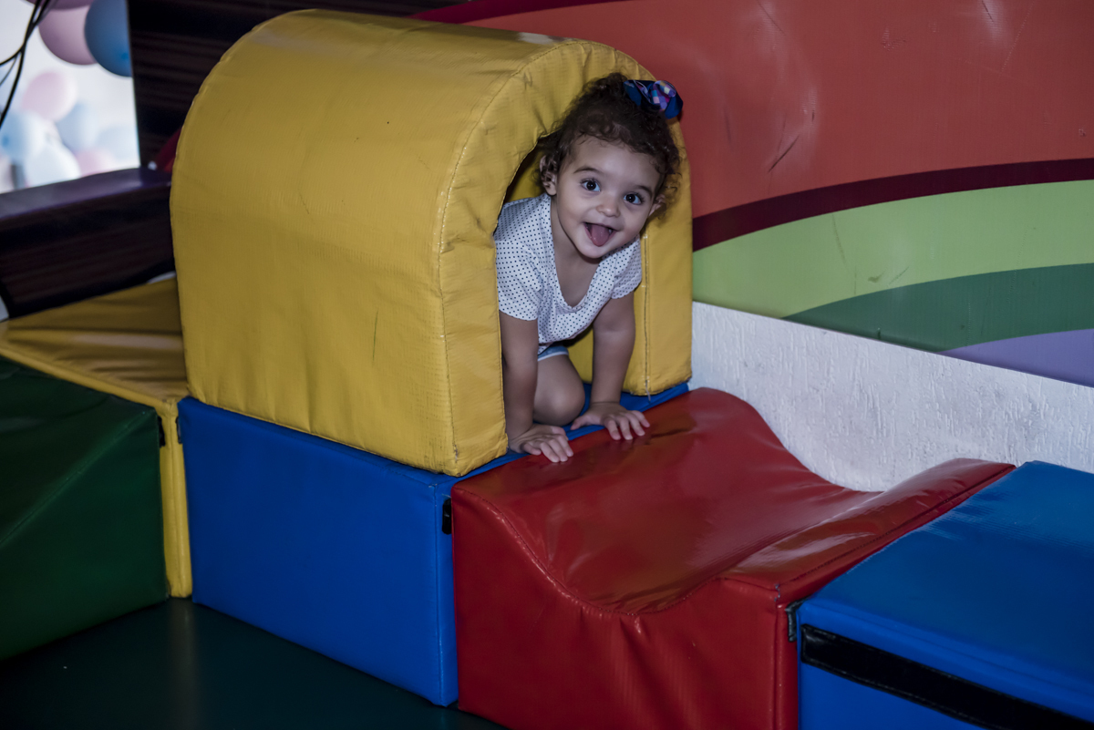 diversão no túnel da área baby