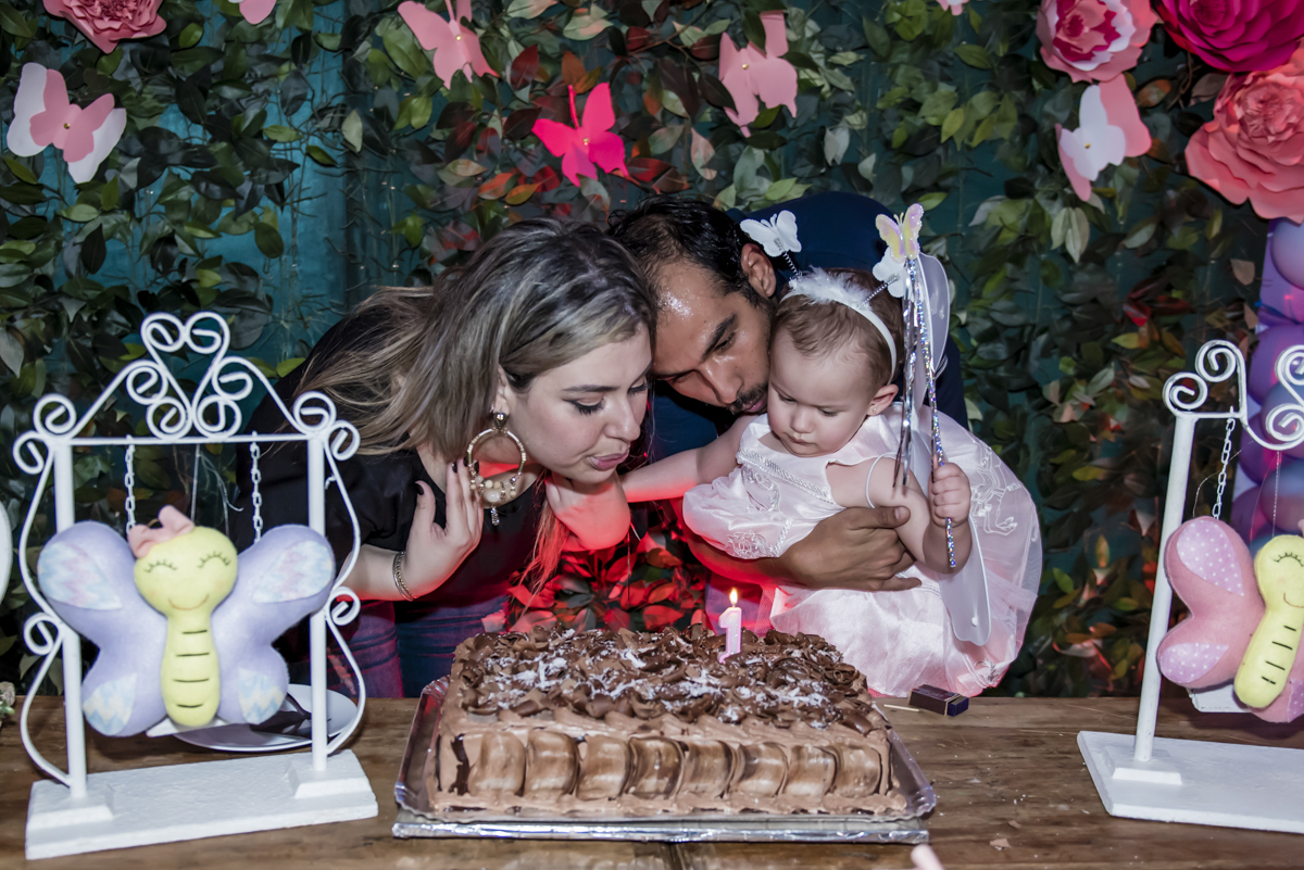 soprando a vela do bolo