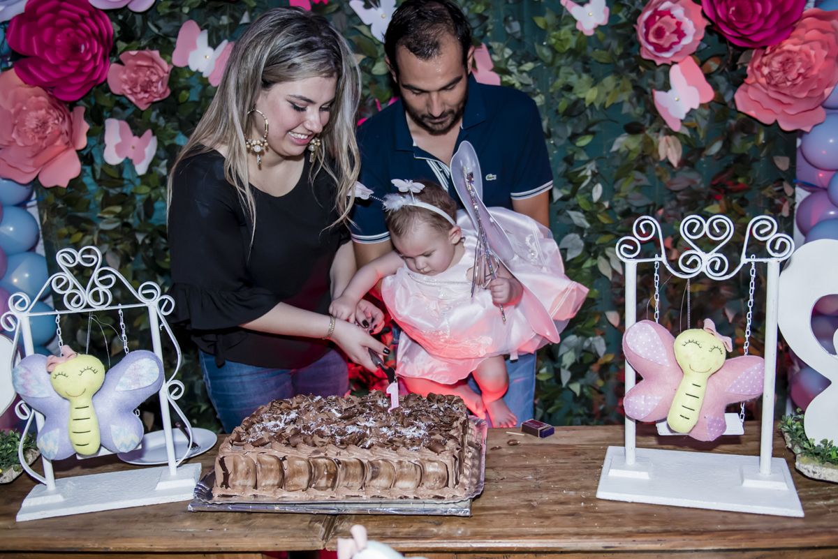 cortando o primeiro pedaço do bolo