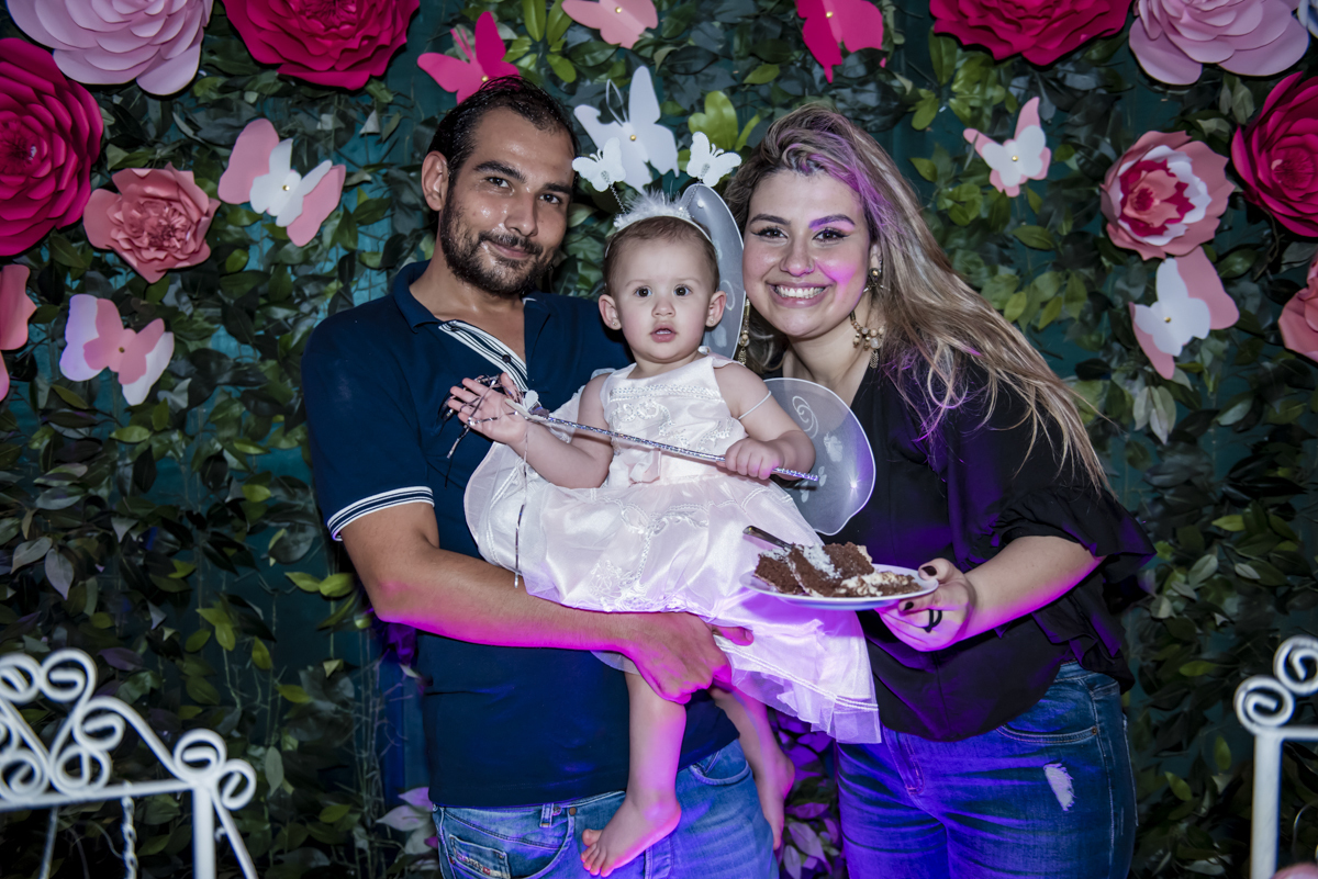 os pais felizes com a festa de 1 ano da luisa