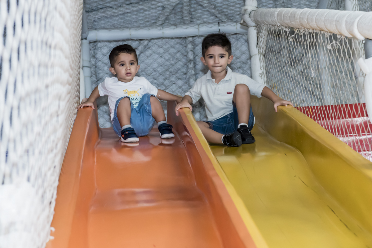 os convidados brincam no escorregador do buffet