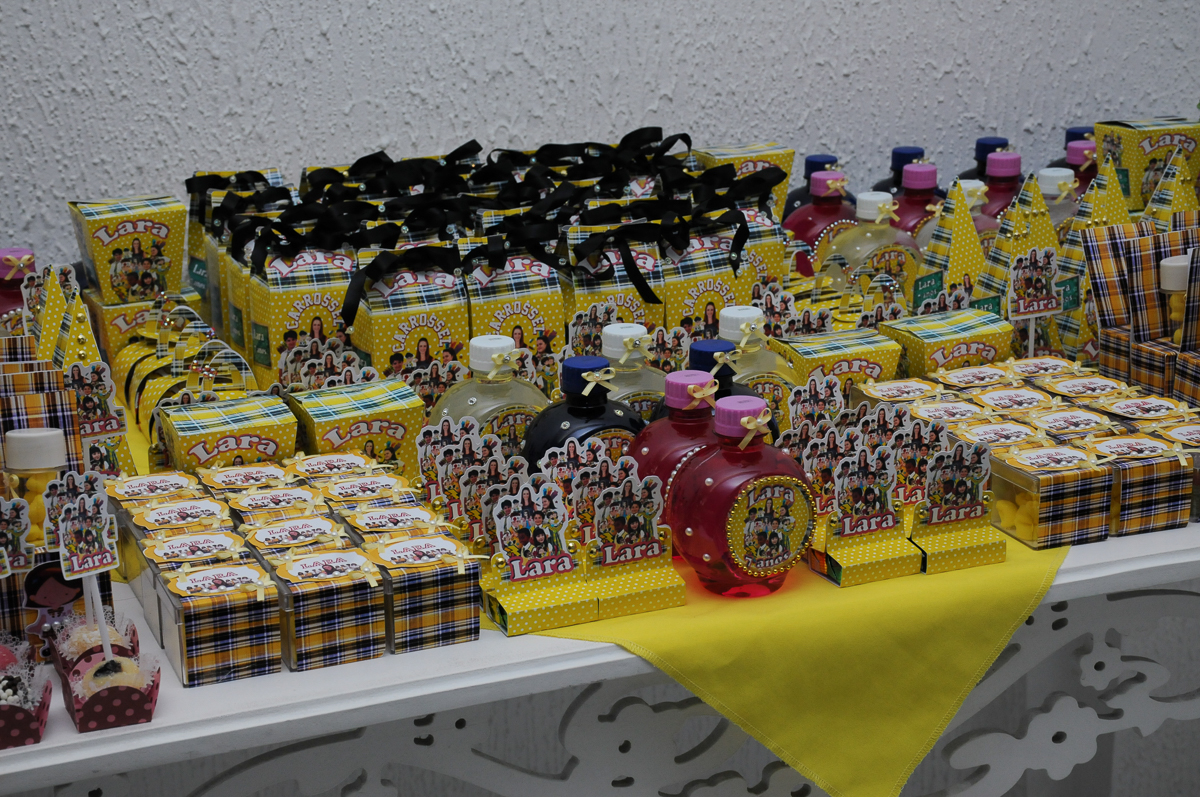lembrancinhas da festa no Buffet Zezé e Lelé