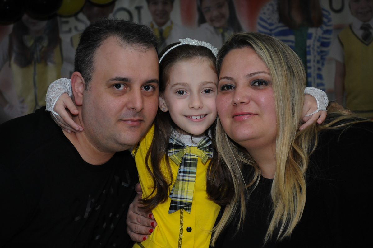 aniversariante com os pais em frente a mesa decorada carrossel no Buffet Zezé e Lelé