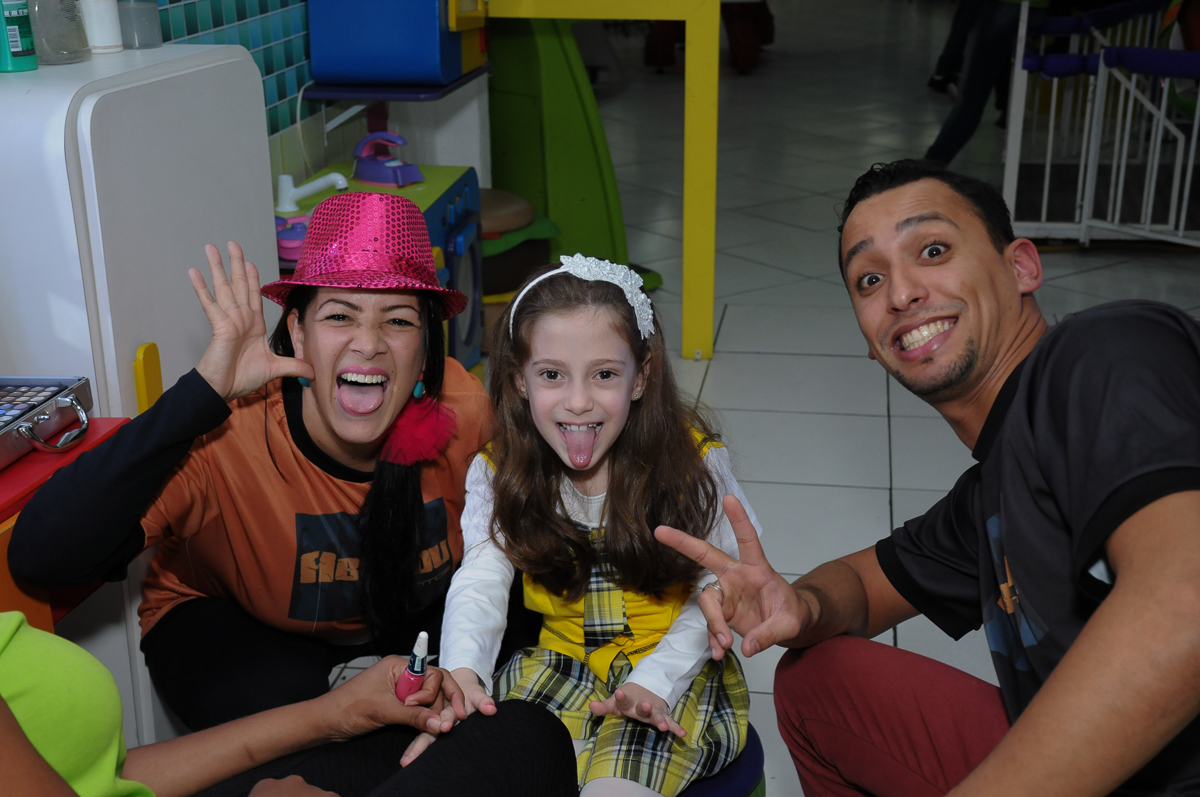 Bagunça com os animadores de festa no Buffet Zezé e Lelé