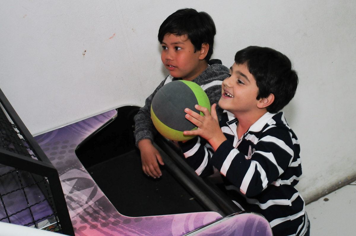 amiguinhos brincando no Buffet Zezé e Lelé