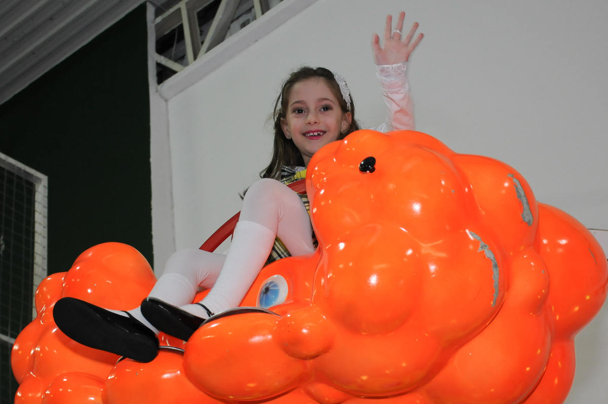 lara no brinquedo nuvem no Buffet Zezé e Lelé