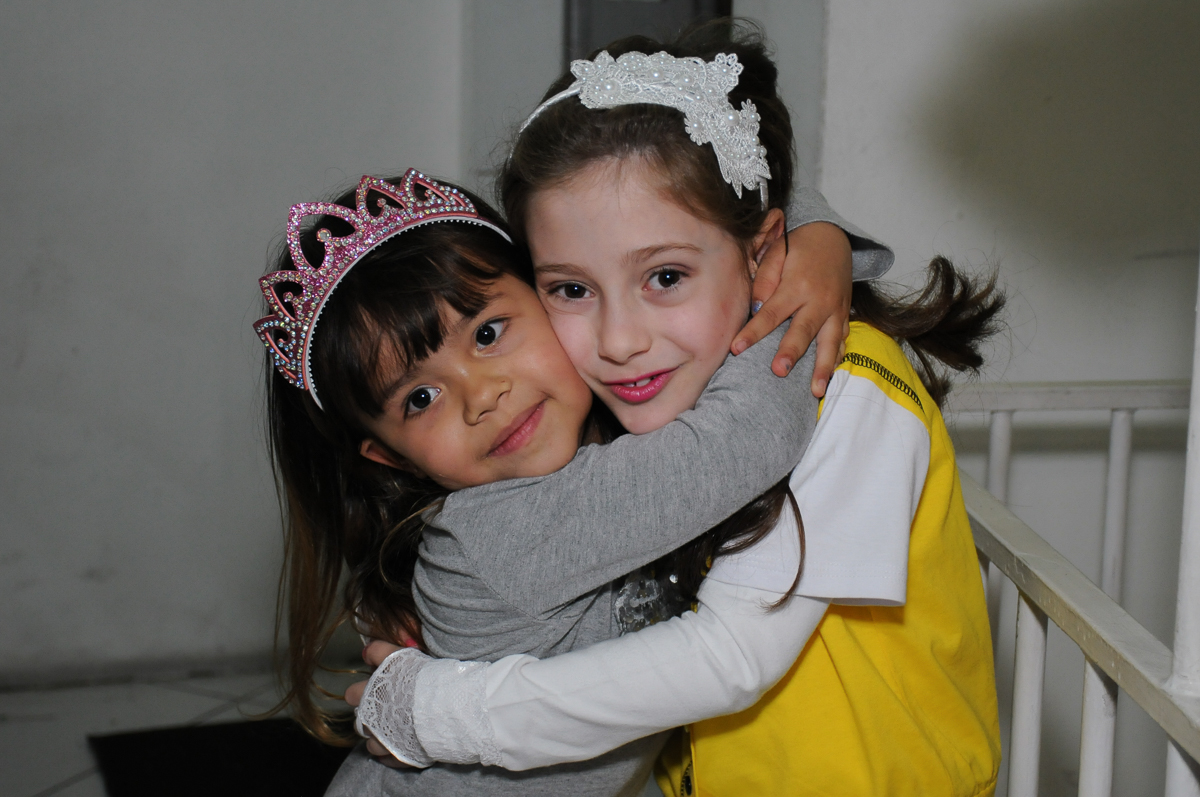 Lara recebendo a amiguinha no Buffet Zezé e Lelé