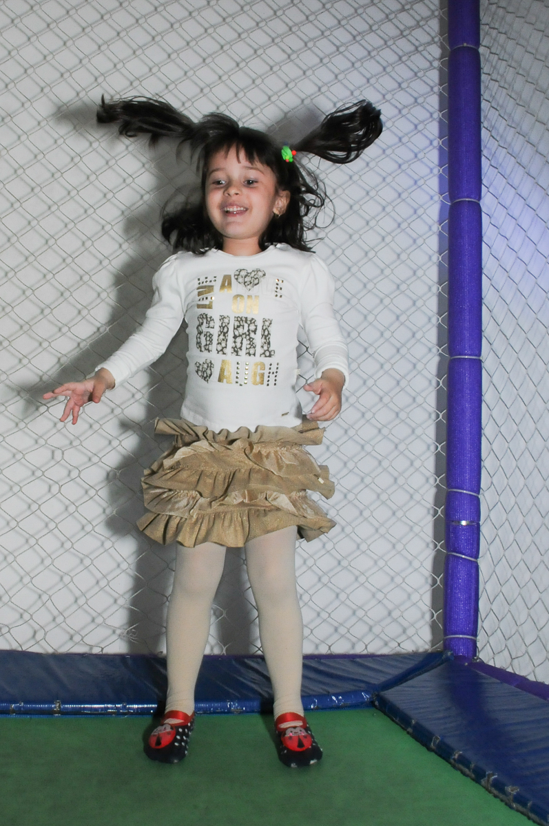 amiguinha no pula pula no Buffet Zezé e Lelé