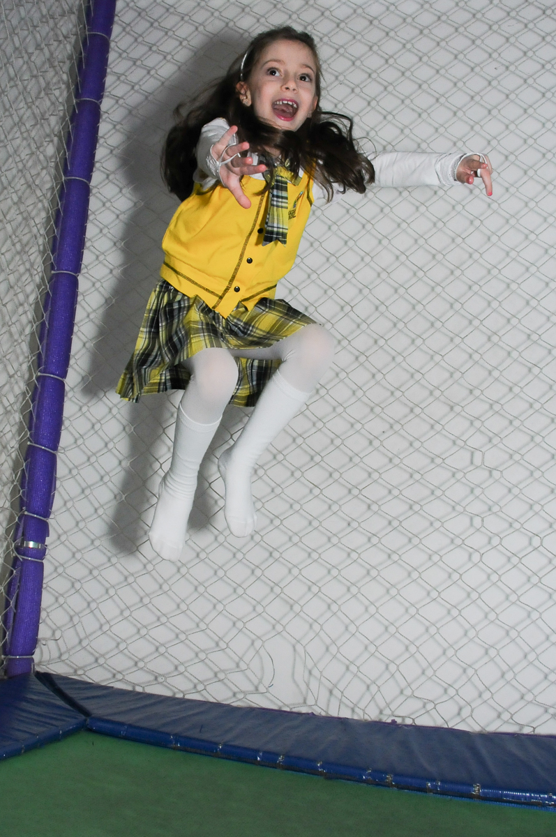 Lara no pula pula no Buffet Zezé e Lelé