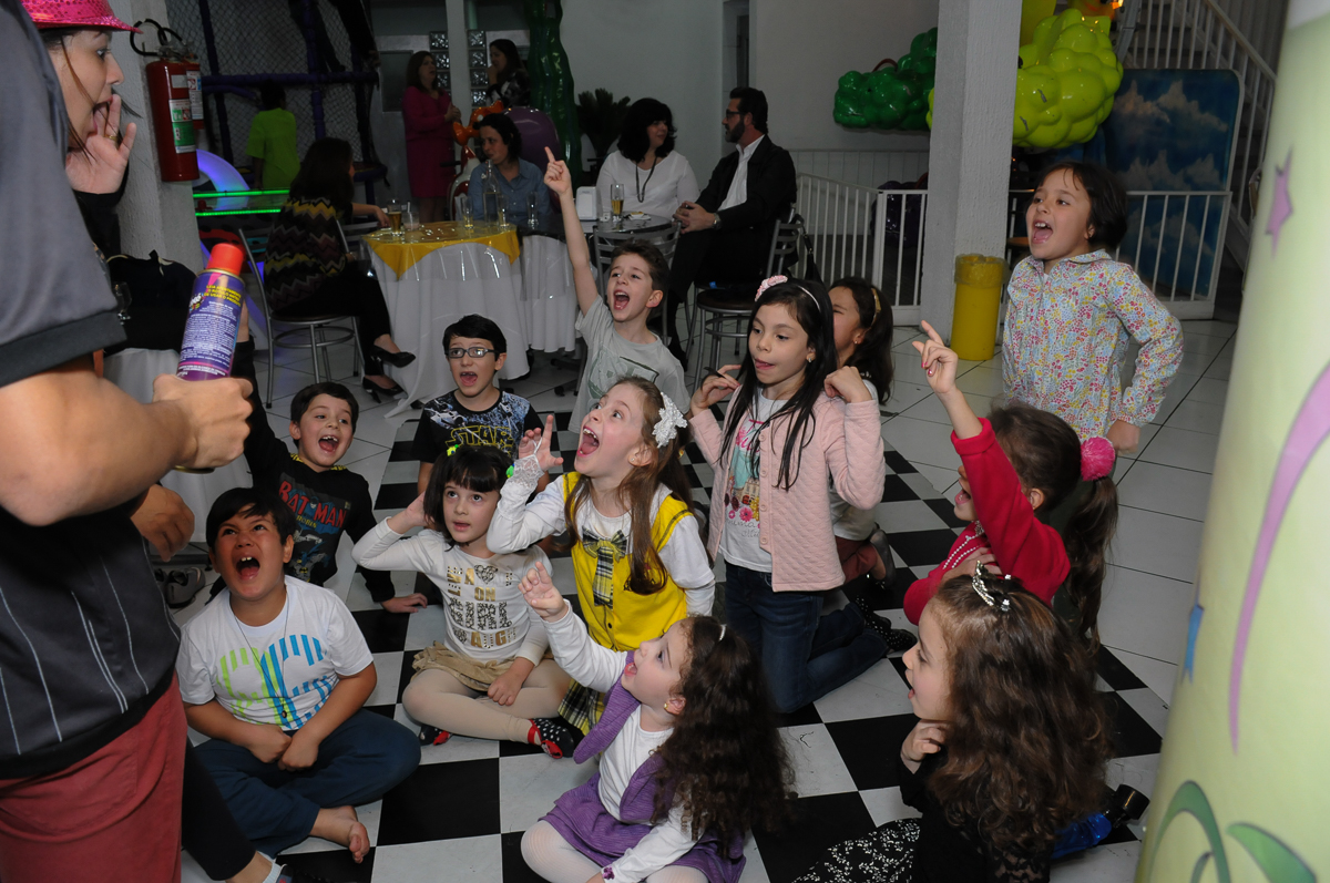 muitos gritos no show no Buffet Zezé e Lelé