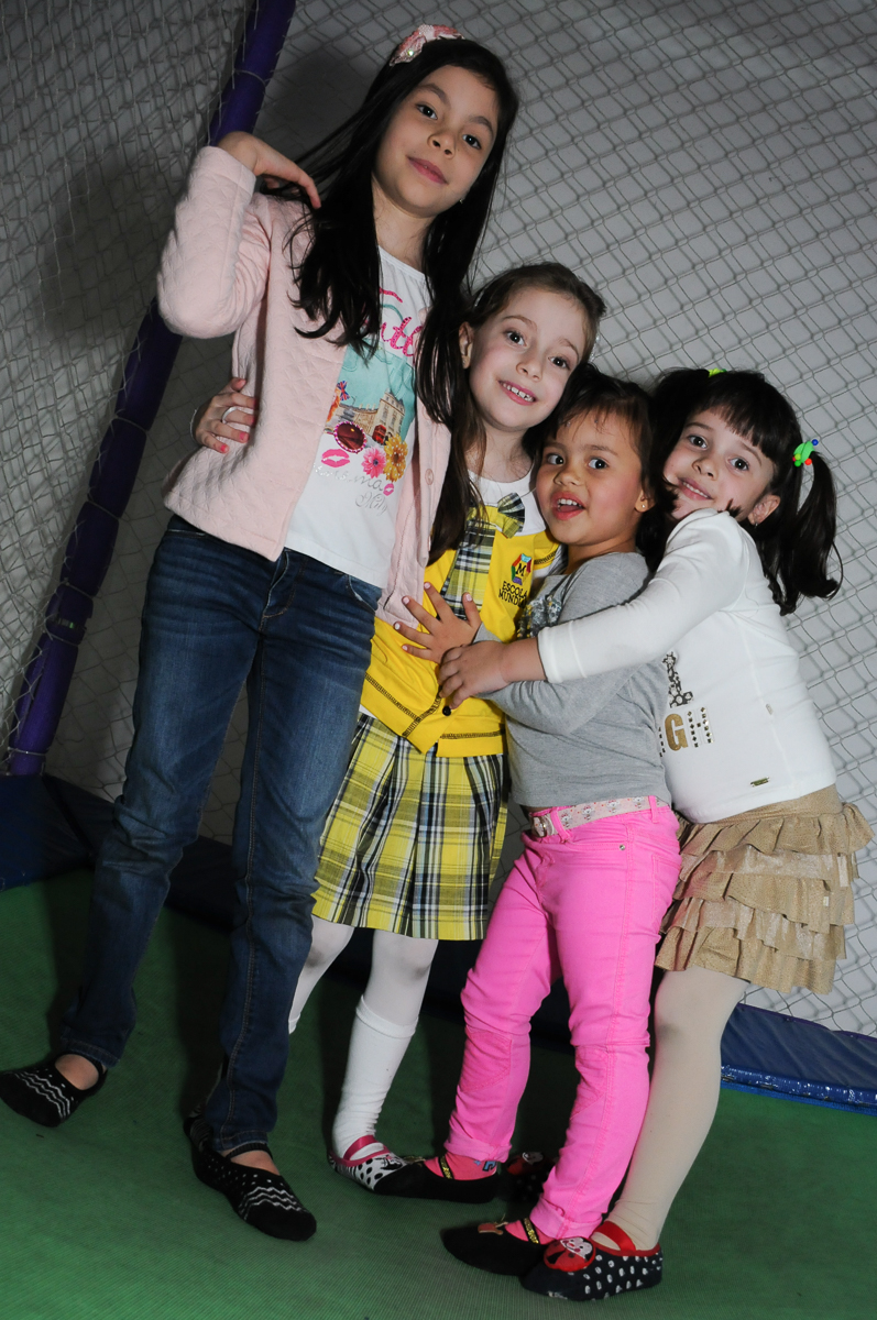 Foto de Lara e amiguinhos no Buffet Zezé e Lelé