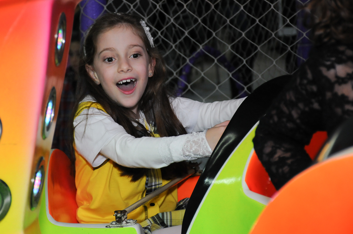 Lara no carrinho no Buffet Zezé e Lelé