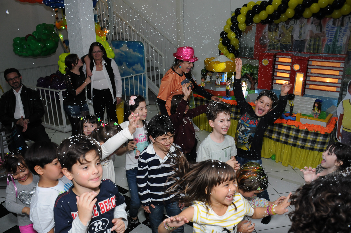 show na festa de Lara no Buffet Zezé e Lelé