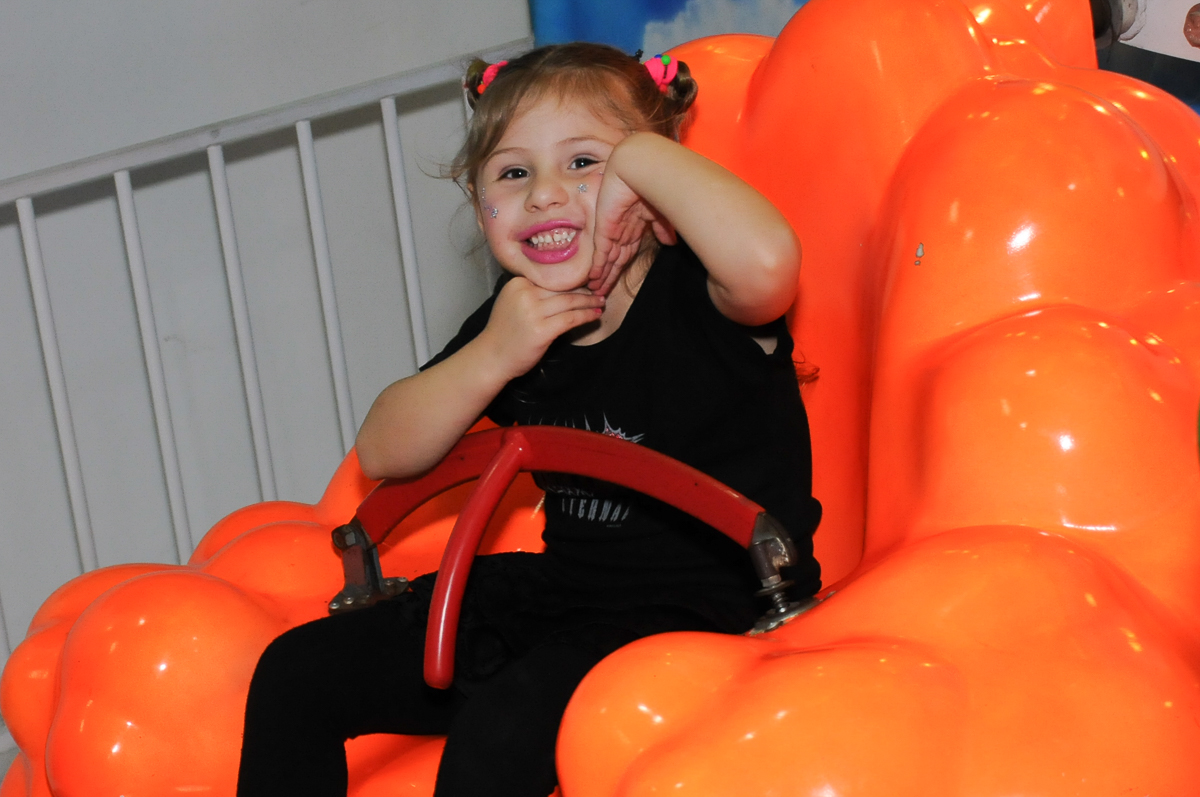 amiguinha no brinquedo nuvem no Buffet Zezé e Lelé