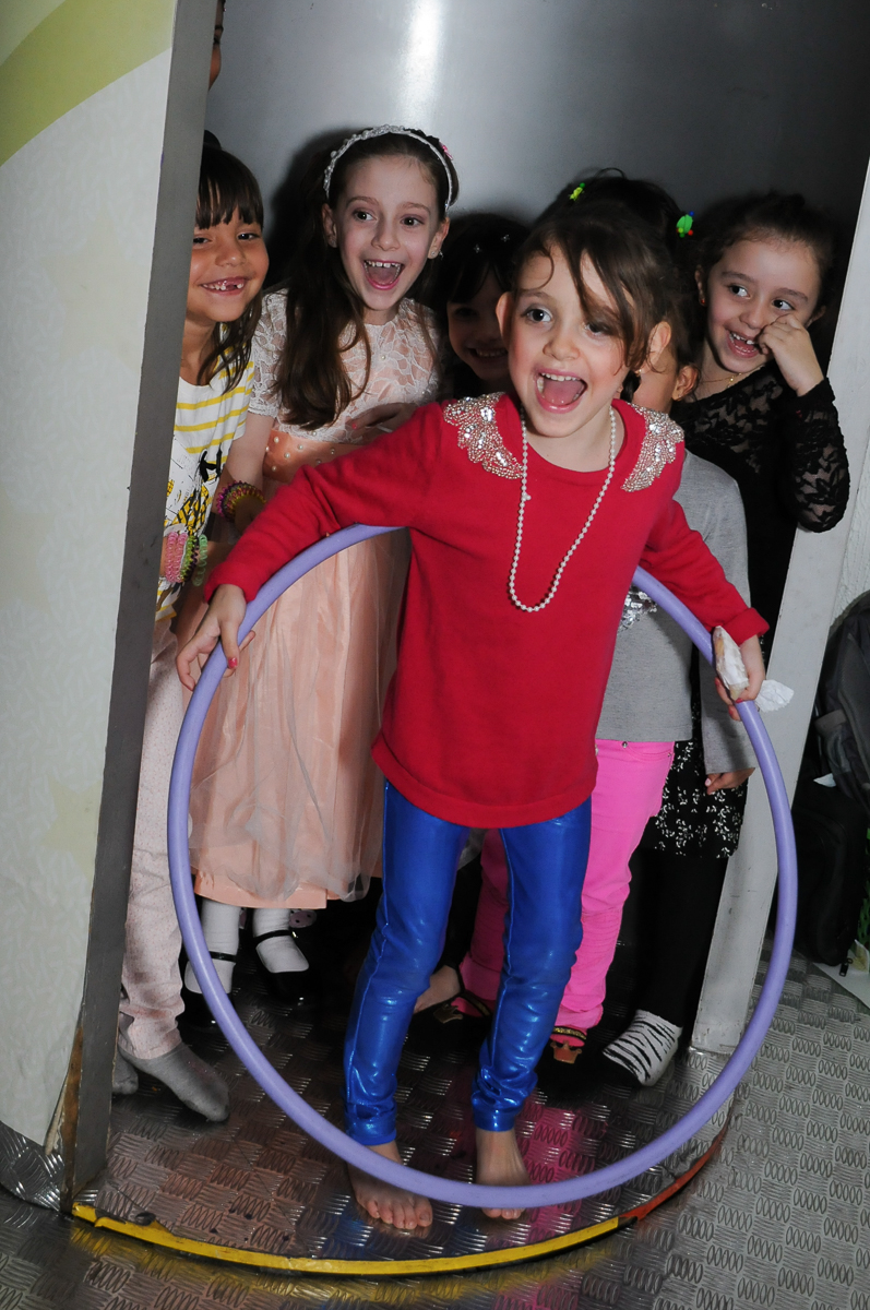 saída de Lara e amiguinhas da máquina do parabéns no Buffet Zezé e Lelé