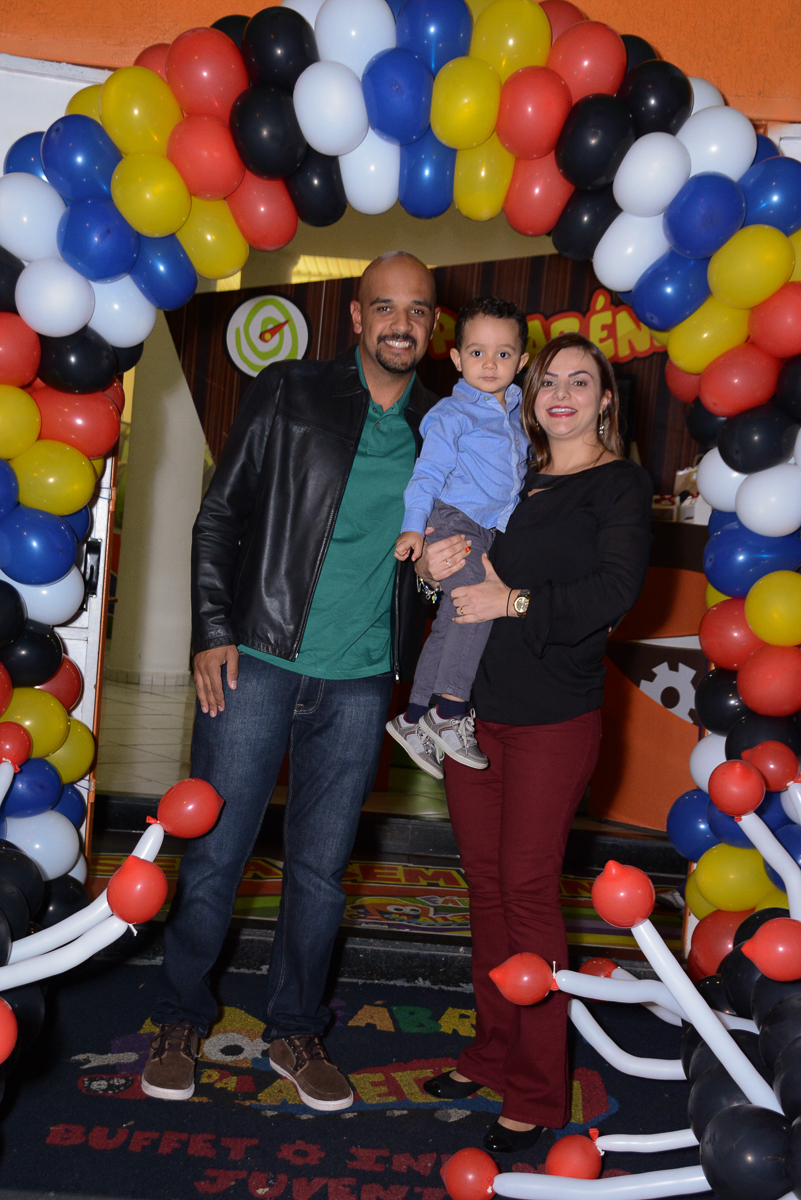 família embaixo do arco de bexiga no Buffet Fábrica da Alegria, Morumbi