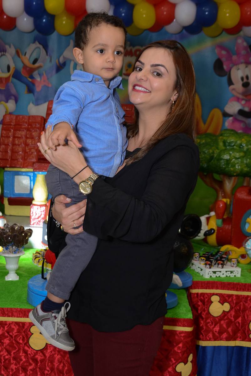 Matheus e a mamãe no Buffet Fábrica da Alegria, Morumbi