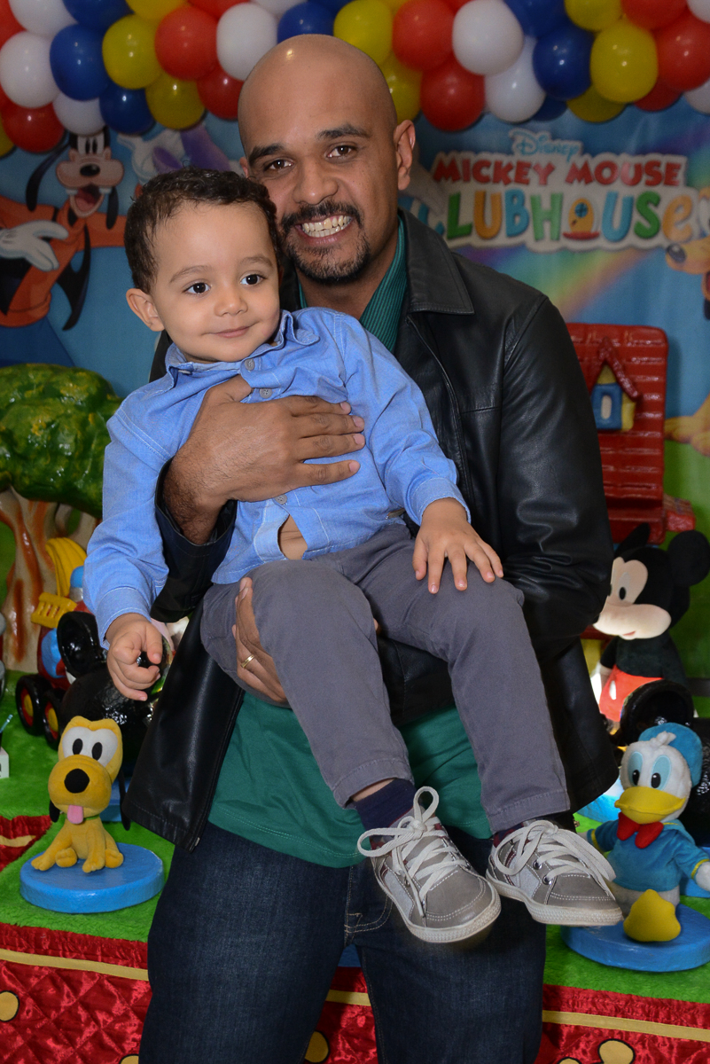 Matheus e o papai na mesa do mickey no Buffet Fábrica da Alegria, Morumbi
