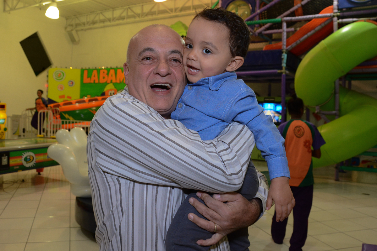 Matheus com o vovô no Buffet Fábrica da Alegria, Morumbi